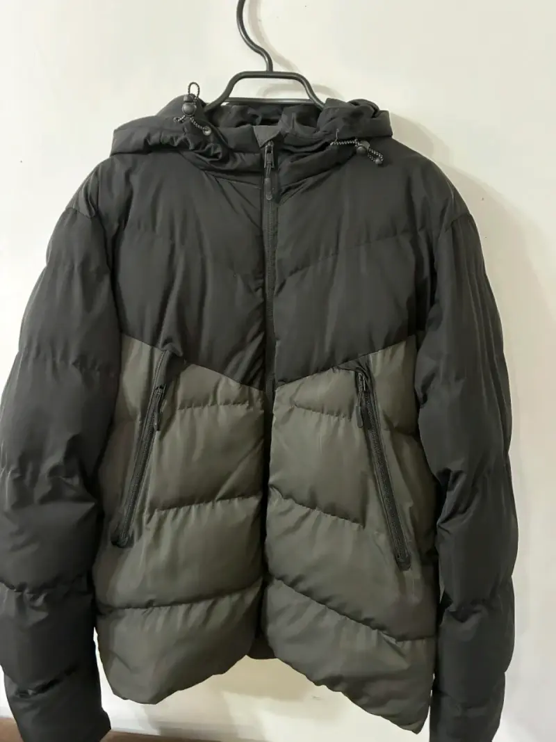 Parka de invierno con cierre color negro y gris - 1