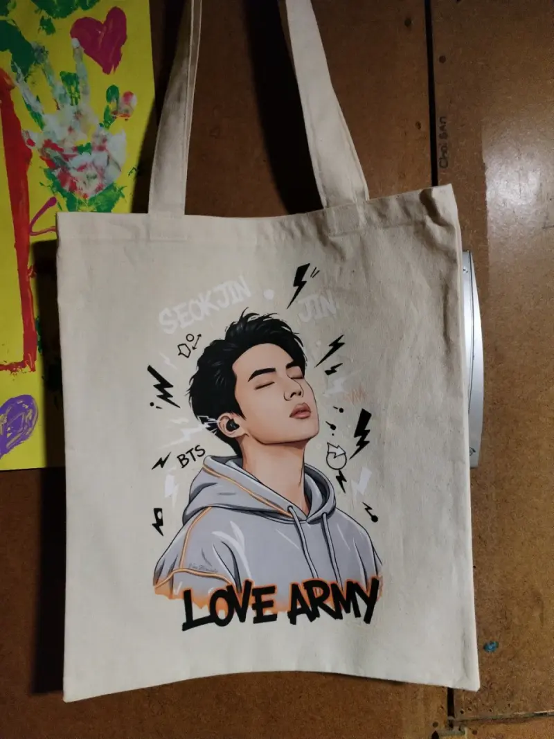 Bolso tote BTS con estampado