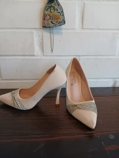 Zapatos de taco alto beige con bisutería - miniatura 1