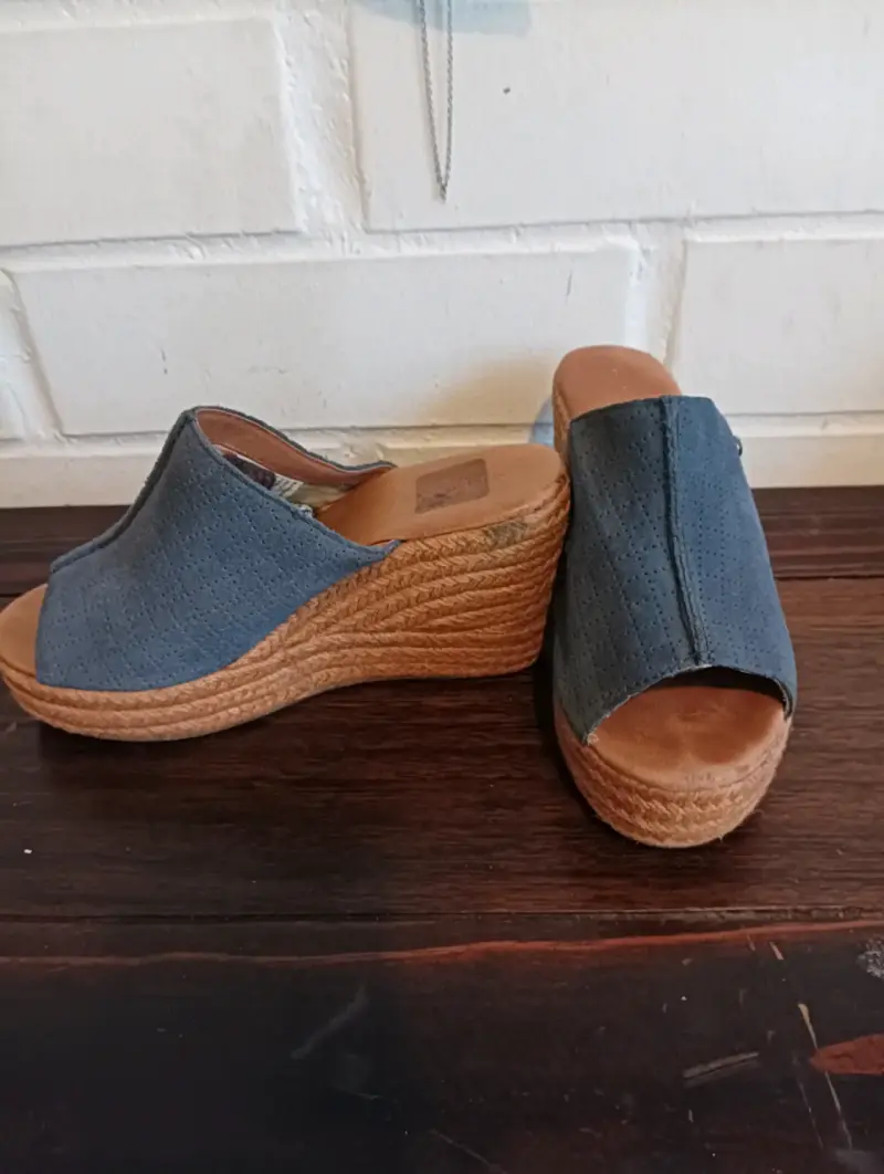 Zapatos de taco alto beige con bisutería - 2