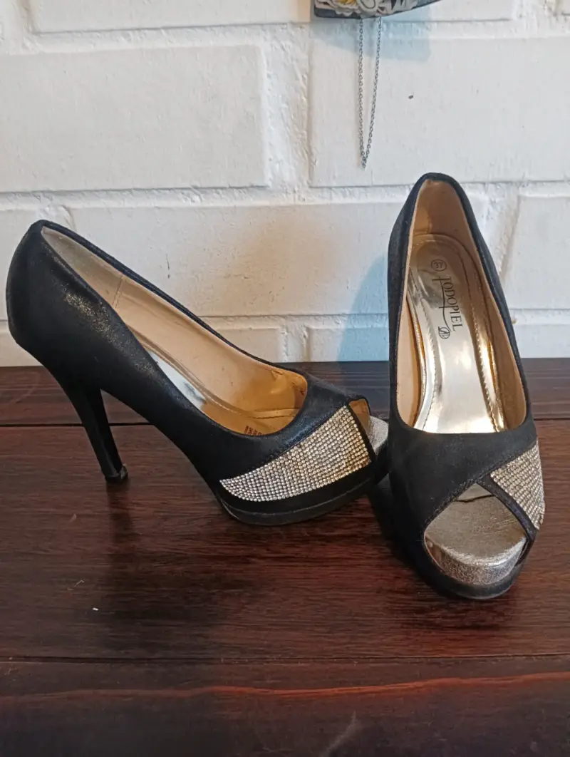 Zapatos de taco alto beige con bisutería - 3