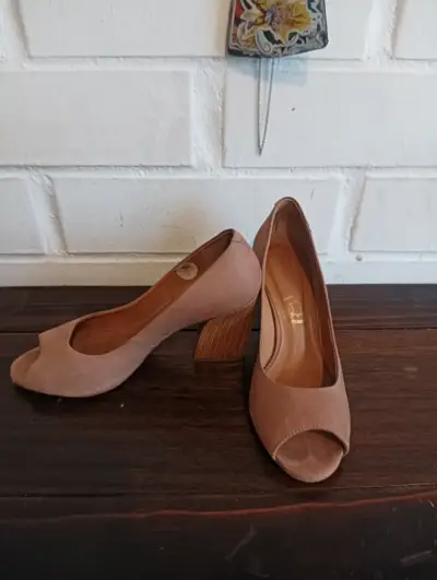 Zapatos de taco alto beige con bisutería - miniatura 4