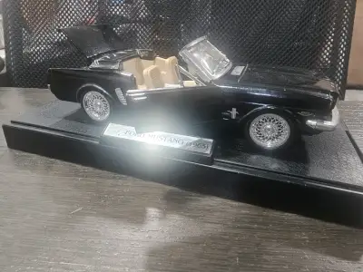 Modelo Ford Mustang 1965 negro - miniatura 1