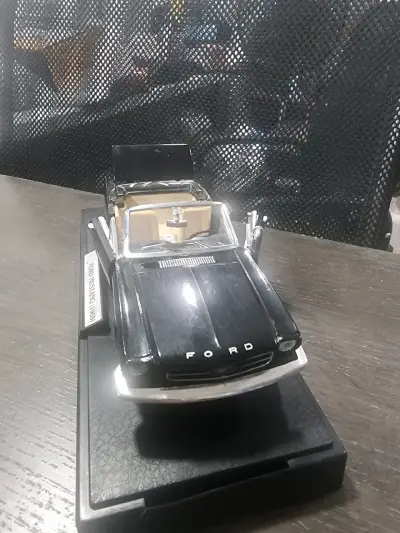 Modelo Ford Mustang 1965 negro - miniatura 2