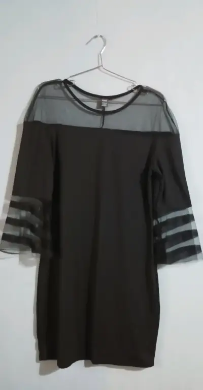 Vestido negro con malla transparente - miniatura 1