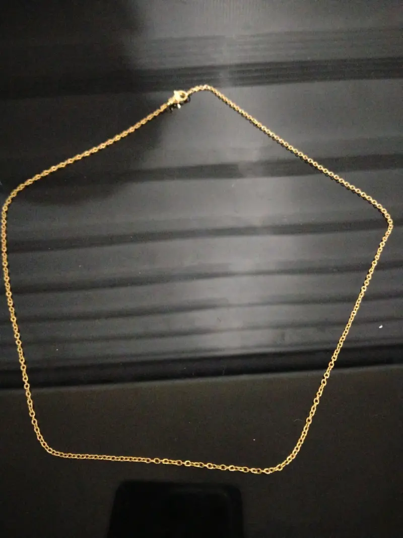 Cadena dorada para mujer