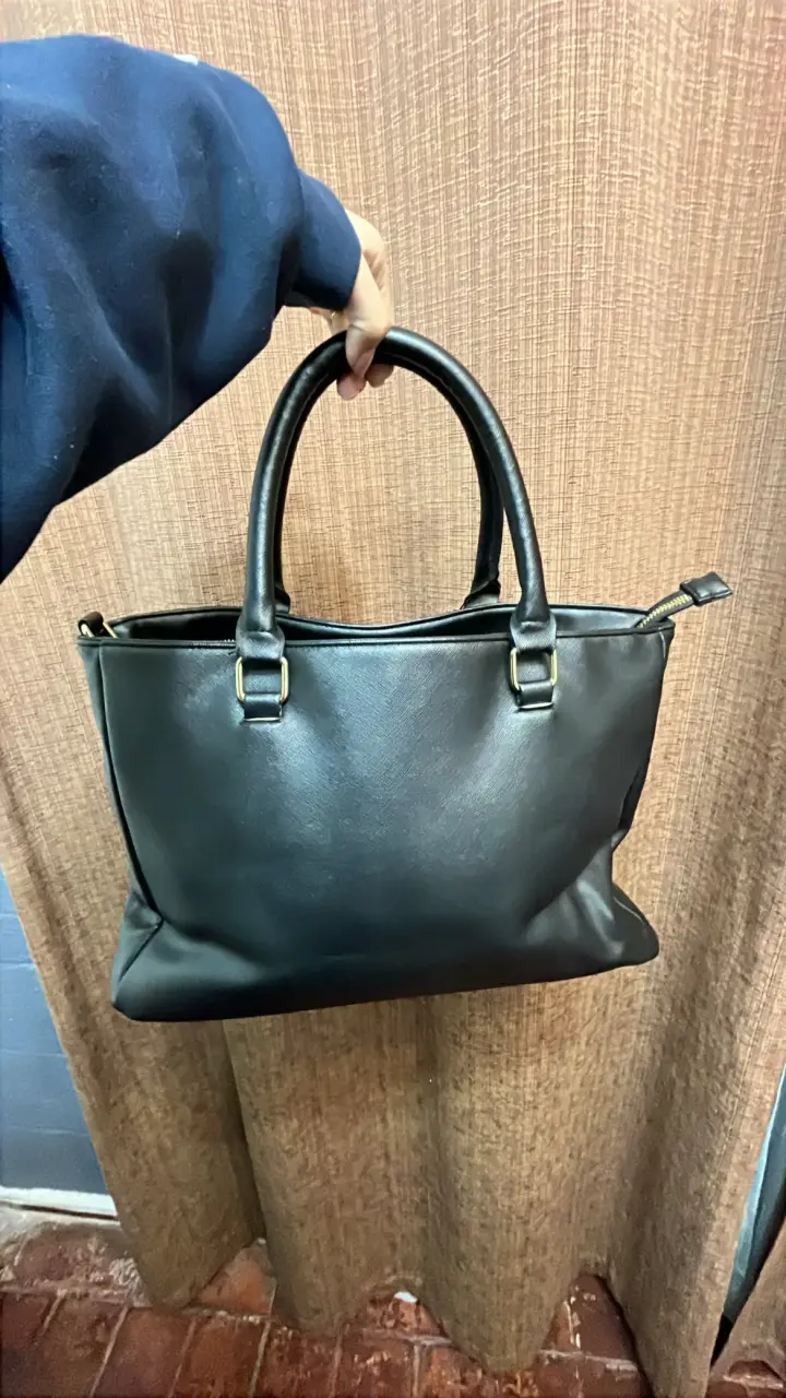 Bolso negro de mano