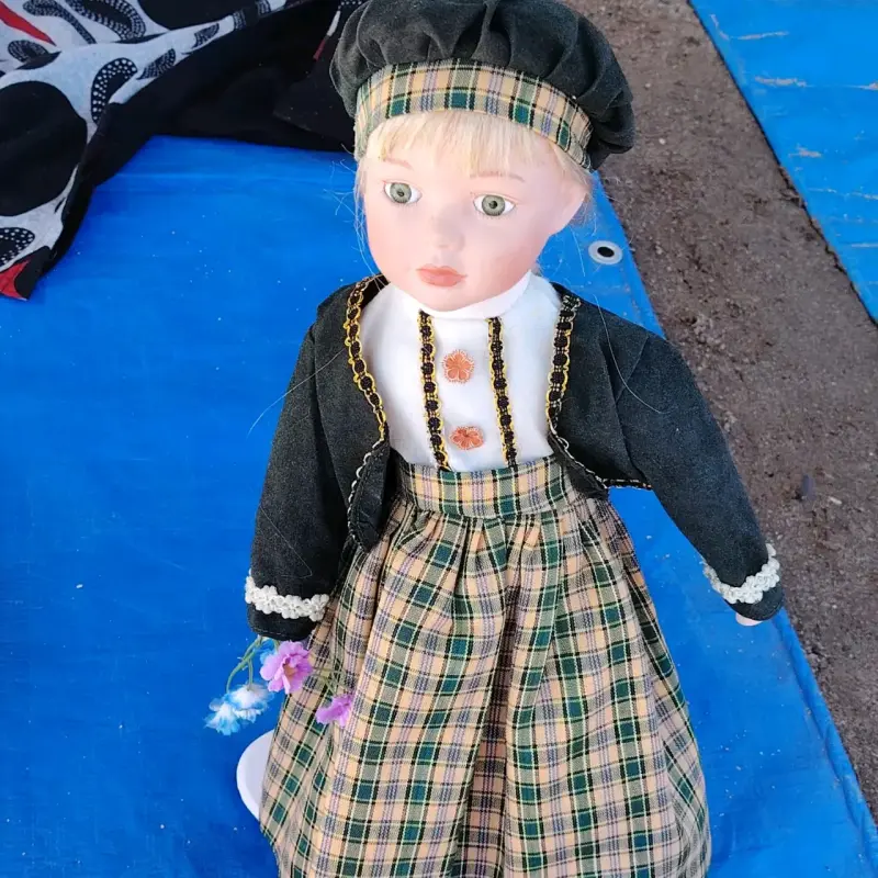 Muñeca de cerámica en traje típico