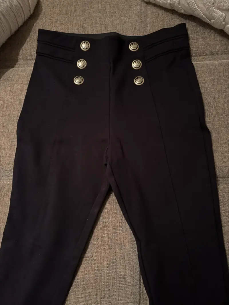 Pantalones negros con botones dorados - 2