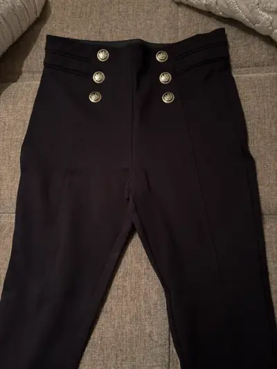 Pantalones negros con botones dorados - miniatura 2