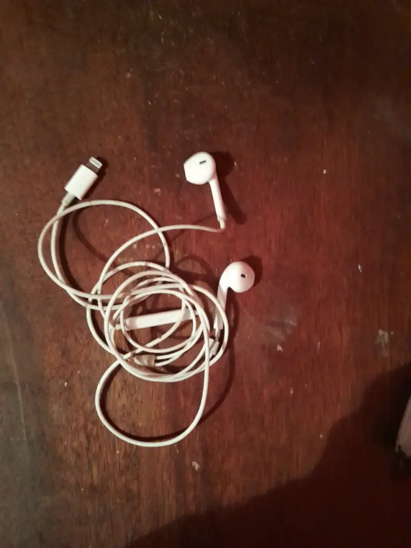 Auriculares con cable blancos