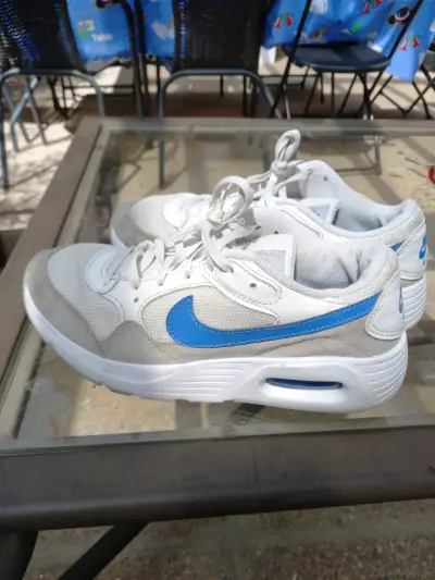 Zapatillas deportivas blancas y azules - miniatura 1