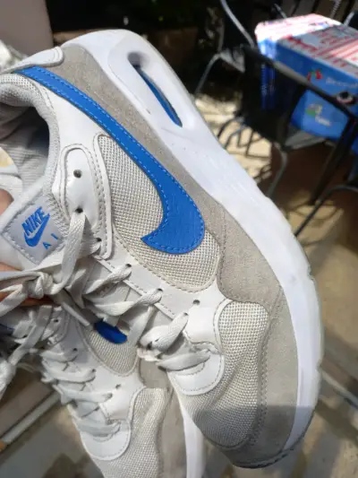 Zapatillas deportivas blancas y azules - miniatura 2