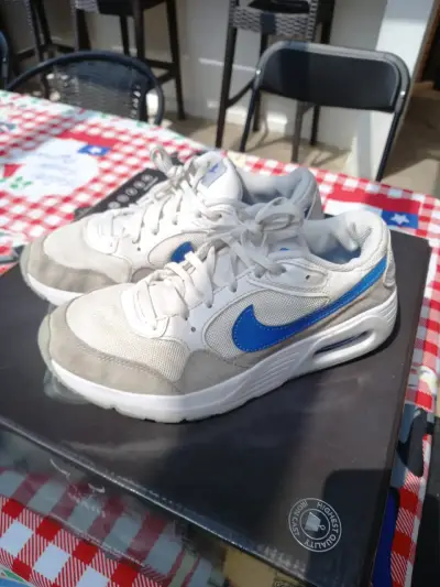 Zapatillas deportivas blancas y azules - miniatura 3