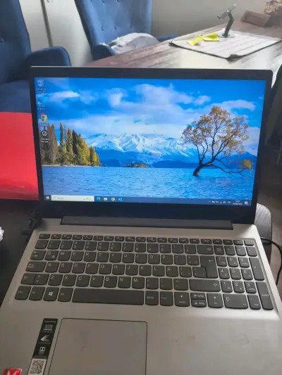 Laptop Lenovo en buen estado - miniatura 1