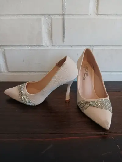 Zapatos taco alto beige con lazo - miniatura 1