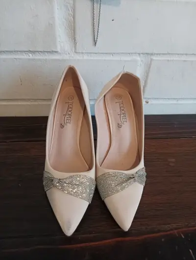 Zapatos taco alto beige con lazo - miniatura 2