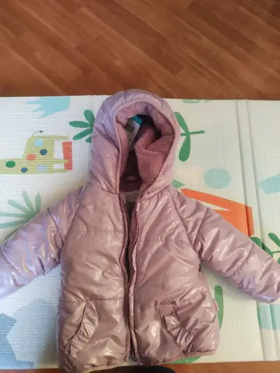 Chaqueta acolchada rosada con capucha - miniatura 1