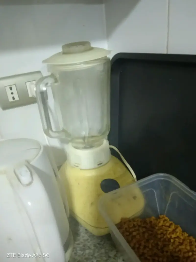 Licuadora de cocina amarilla
