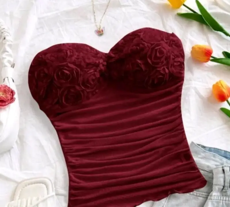 Top strapless burdeo con rosas.