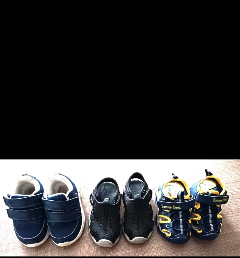 Lote de zapatillas y sandalias para niño