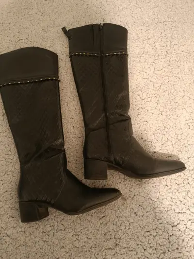 Botas negras con diseño acolchado - miniatura 1