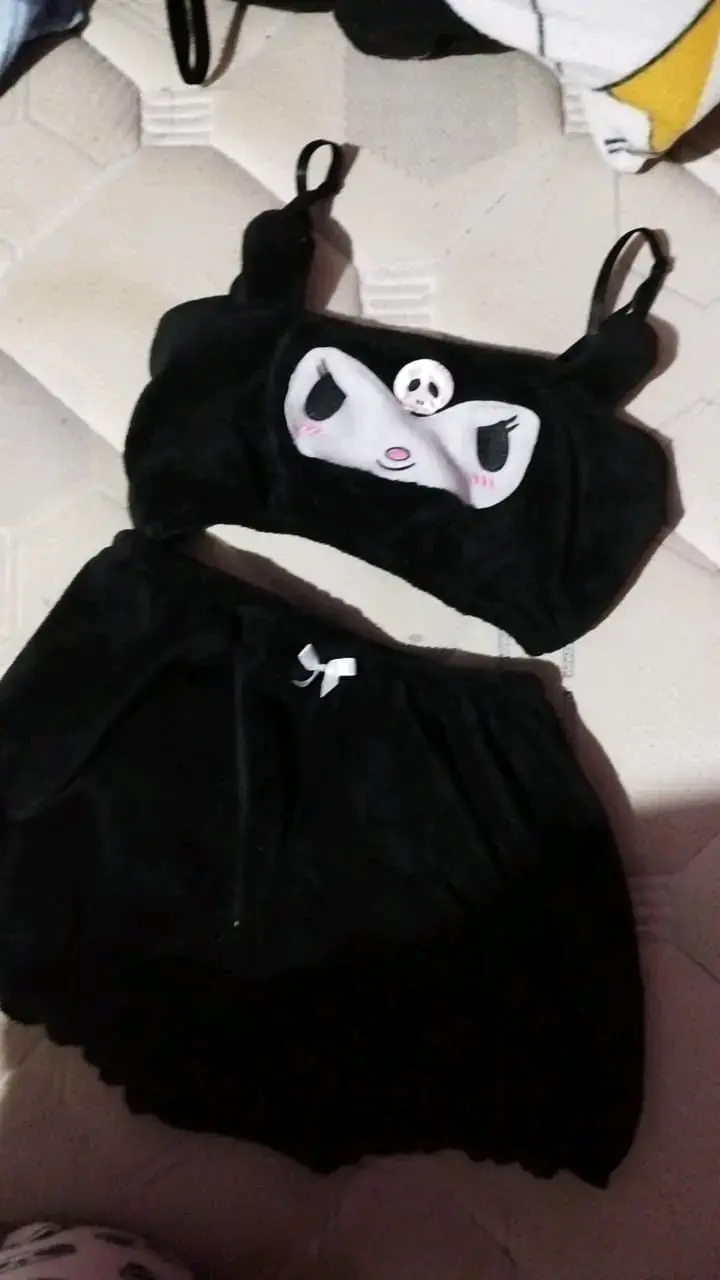 Conjunto de pijama negro con diseño - 1