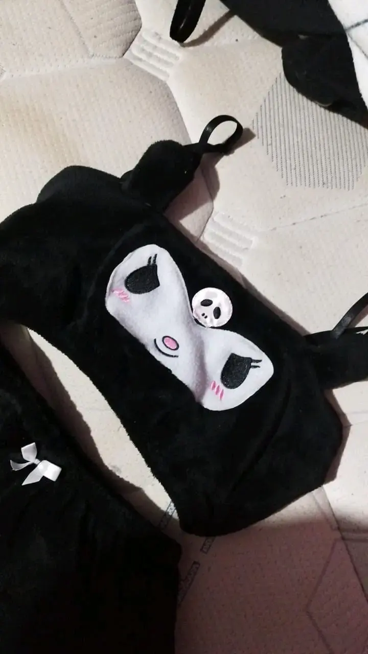 Conjunto de pijama negro con diseño - 2