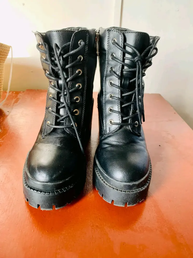 Botas negras de cuero tipo militar - 1