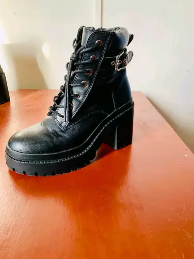 Botas negras de cuero tipo militar - miniatura 3