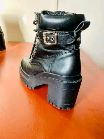 Botas negras de cuero tipo militar - miniatura 4