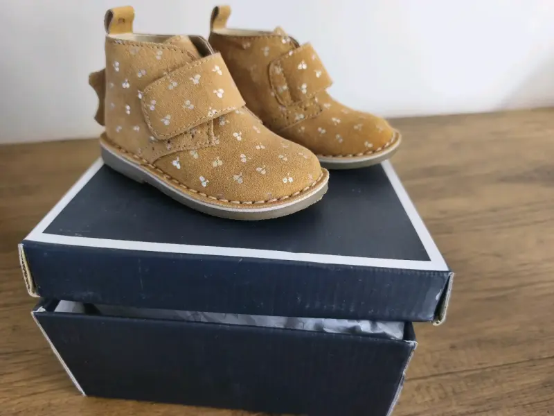 Botines bebé color marrón con diseño - 1