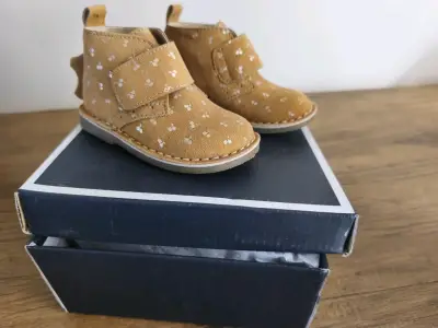 Botines bebé color marrón con diseño - miniatura 1