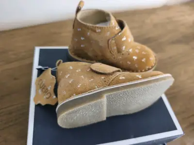 Botines bebé color marrón con diseño - miniatura 2