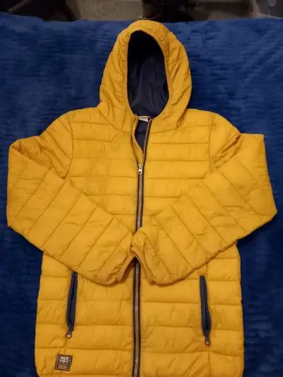Chaqueta mostaza con capucha - miniatura 2