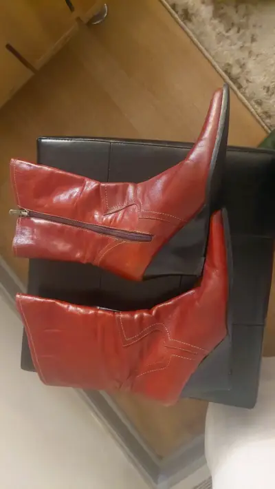 Botas largas rojas de cuero - miniatura 1