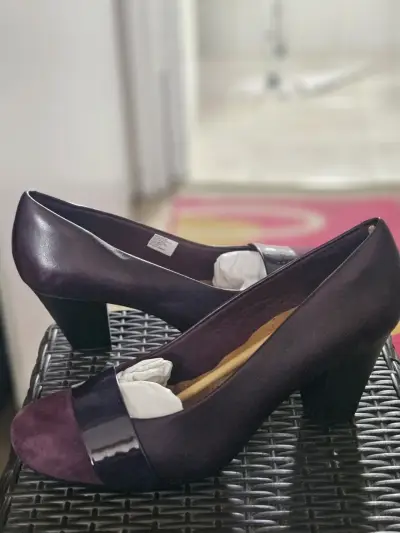 Zapatos de tacón morados Clarks - miniatura 2
