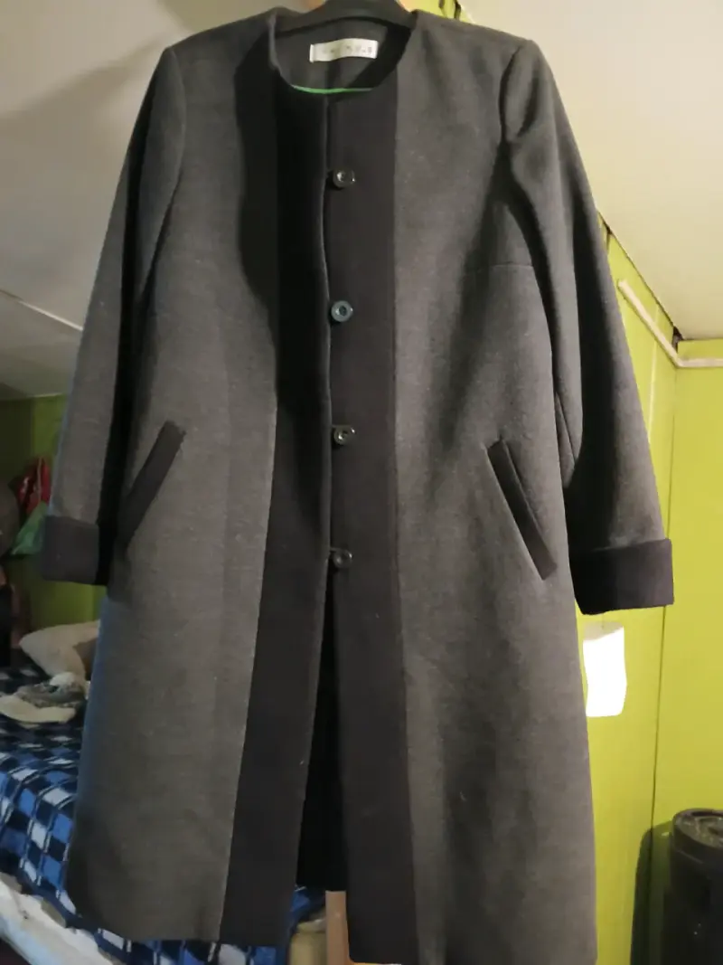 Abrigo gris oscuro con botones - 1