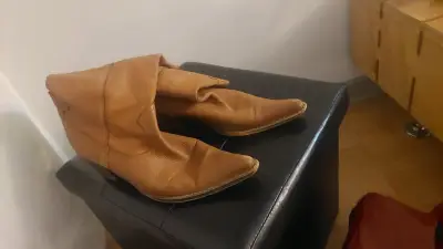 Botas vaqueras cuero marca ZARA - miniatura 2