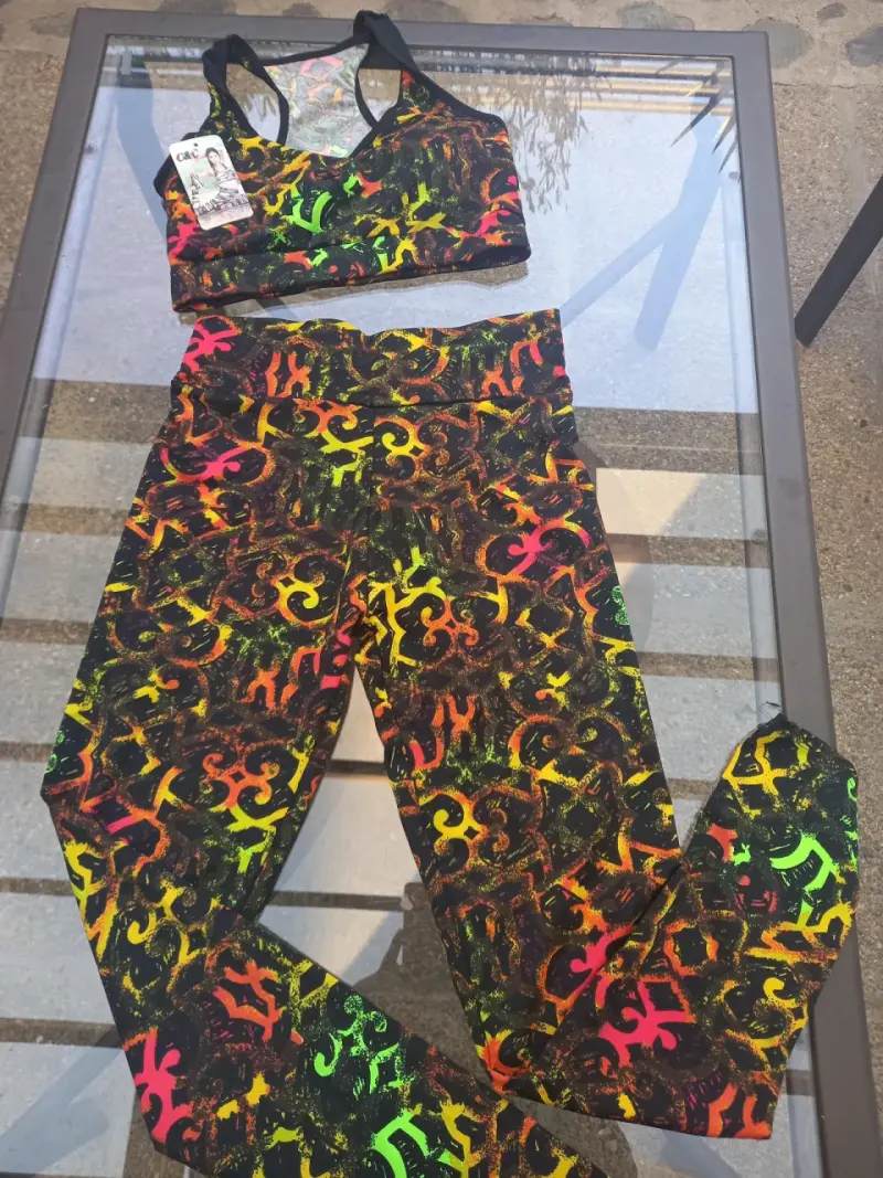Conjunto deportivo estampado colorido - 6