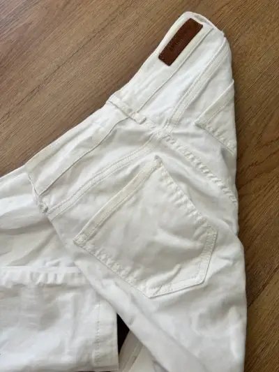 Pantalones blancos de mezclilla - miniatura 2