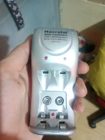 Cargador de baterías Macrotel - miniatura 1