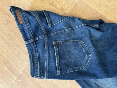 Jeans azules desgastados - miniatura 2
