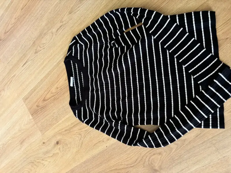 Polera rayada negra y blanca