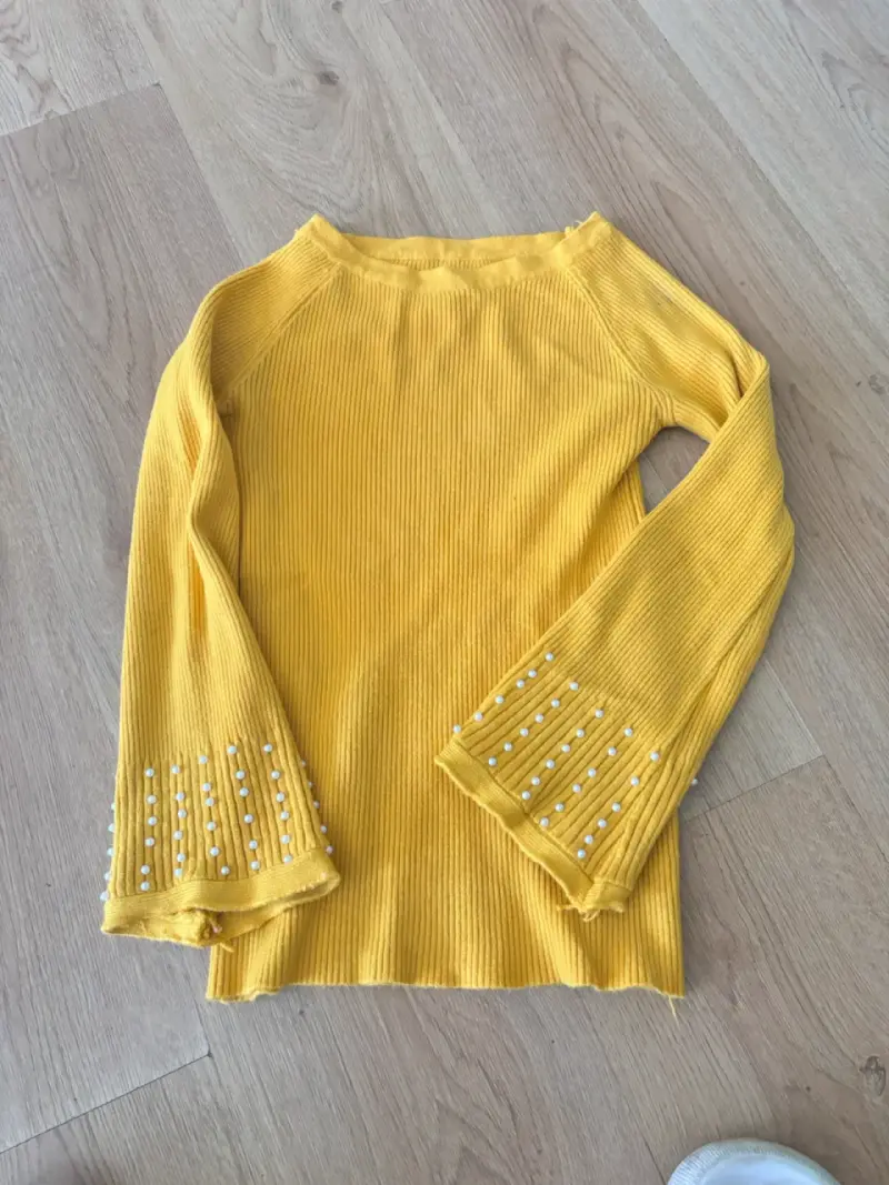 Suéter amarillo con perlas