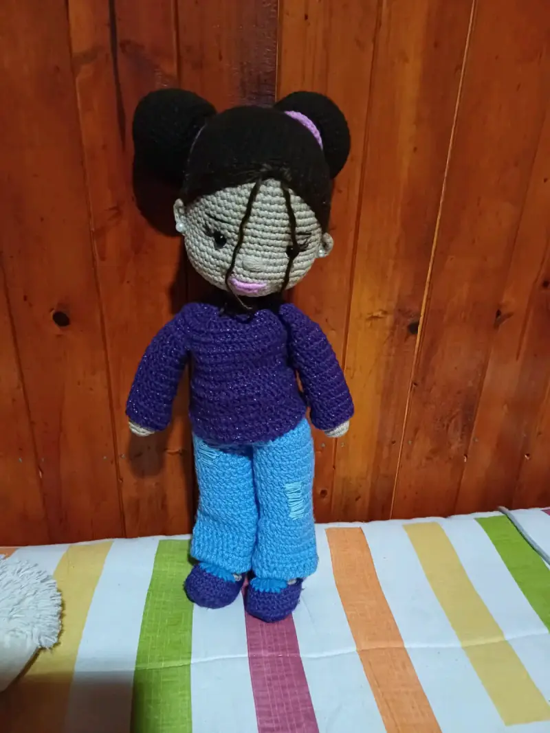 Muñeca de lana tejida a mano