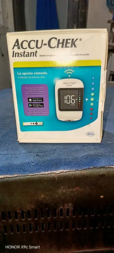 Medidor de glucosa Accu-Chek Instant - miniatura 1