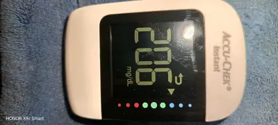 Medidor de glucosa Accu-Chek Instant - miniatura 2