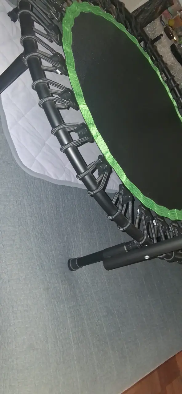 Mini trampolín negro y verde fitnes - 1