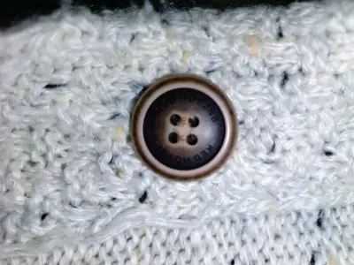 Cárdigan tejido blanco con botones - miniatura 3